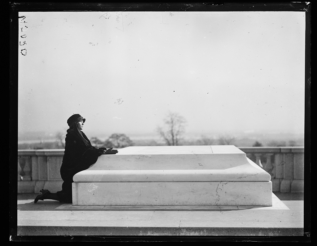 Woman at Tomb of Unknown Soldier, 1922, LC-DIG-hec-42576 (digital file from original negative) 